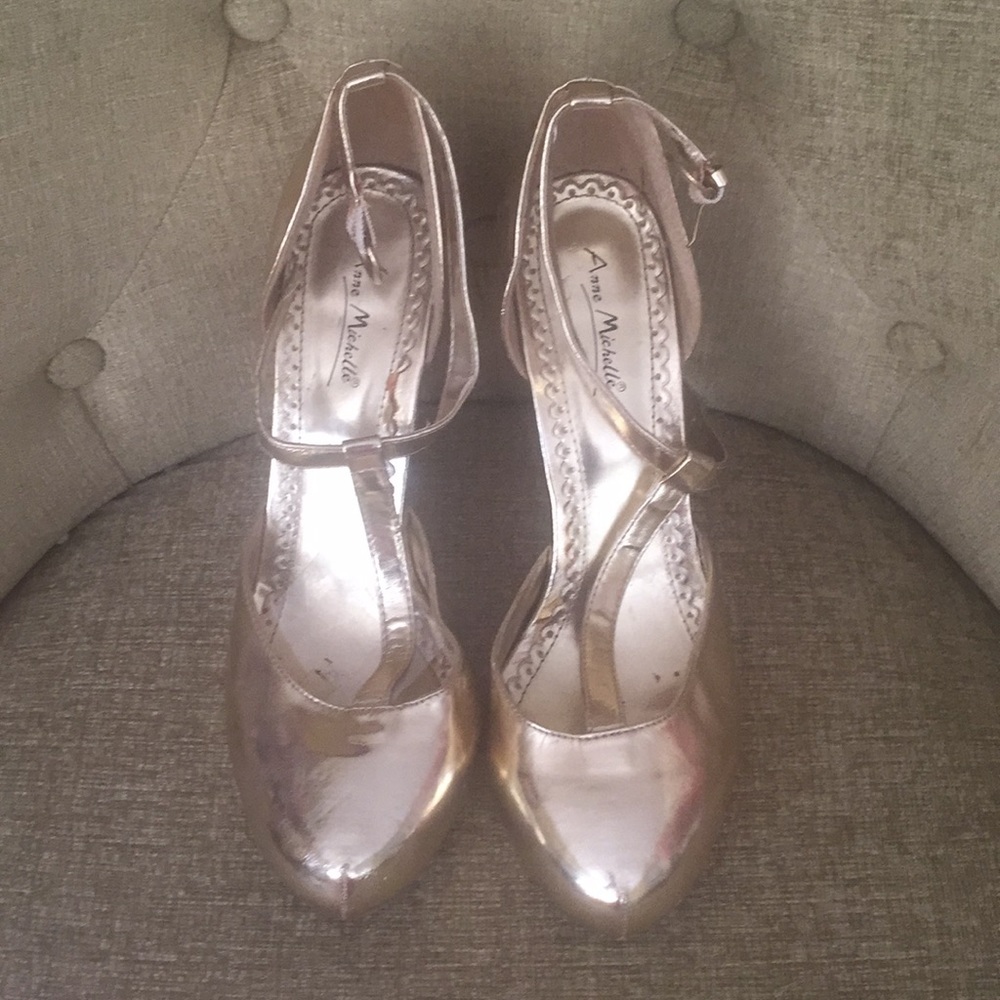Sexy gold t-straps!
